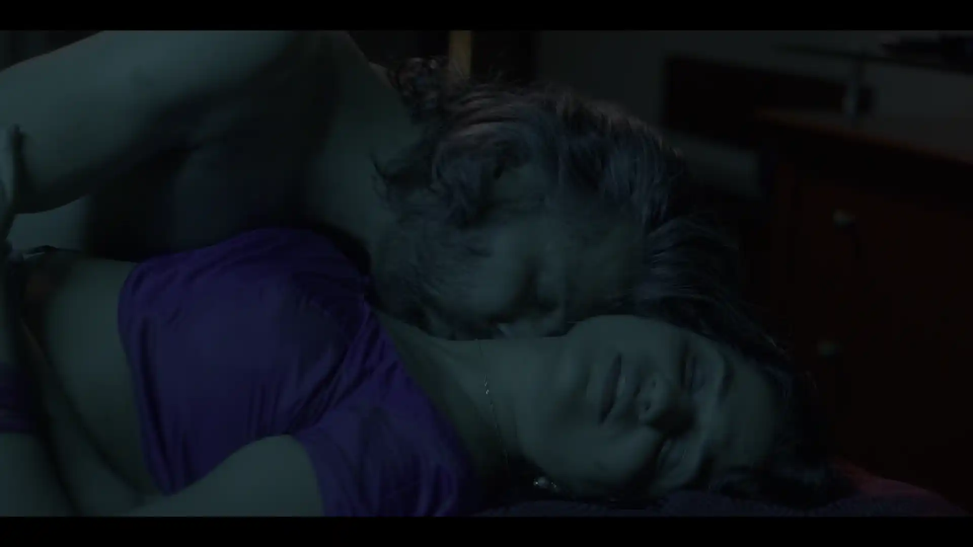 Amruta Subhash hot sex romantic makeout scene from Bombay Begums thumbnail