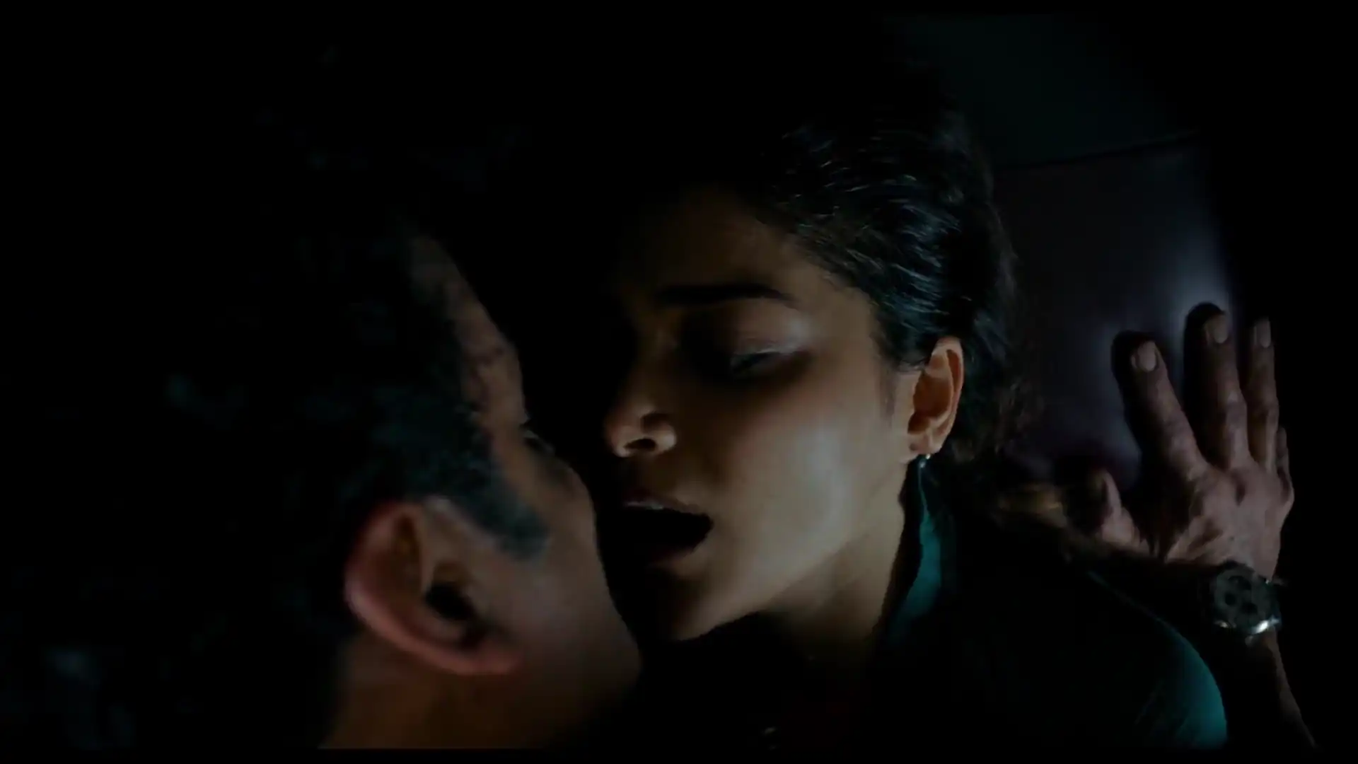 Archita Agarwal hot car sex scene with Manoj from Despatch thumbnail