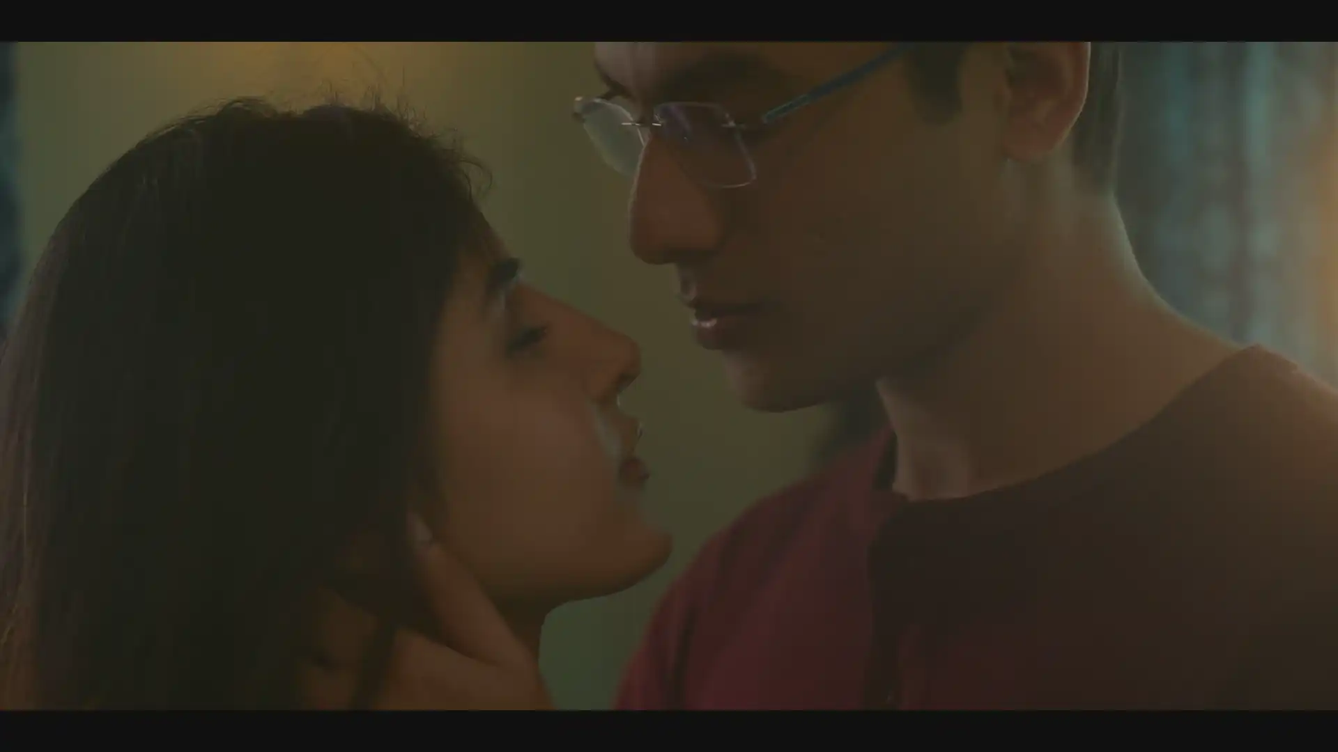 Harshita Gaur hot kiss scene from Jehanabad Of Love and War thumbnail