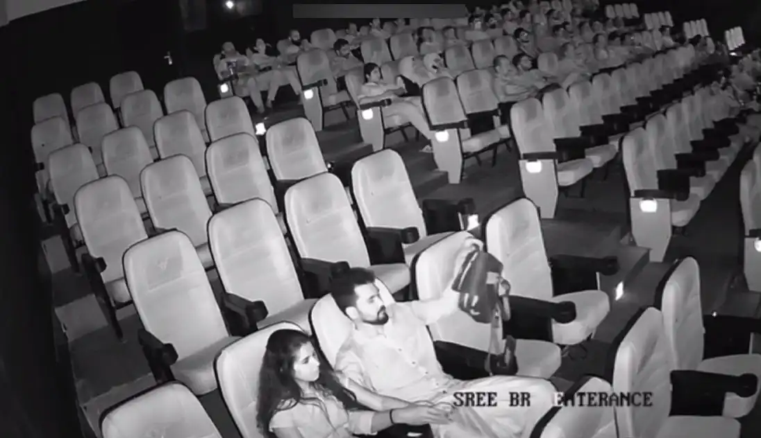 girlfriend giving nice handjob in teater thumbnail